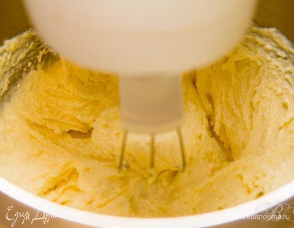 Форму выстелить бумагой для выпечки.

Просеять муку, соль и специи. Сухофрукты и орехи смешать.

Масло взбить с сахаром, добавить сироп, цедру апельсина, ваниль, хорошо перемешать.