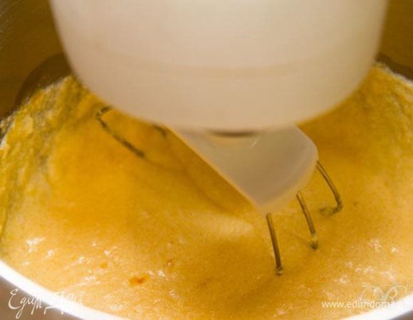 Добавить яйца по одному, с каждым яйцом добавлять немного муки, не прекращать взбивать, 