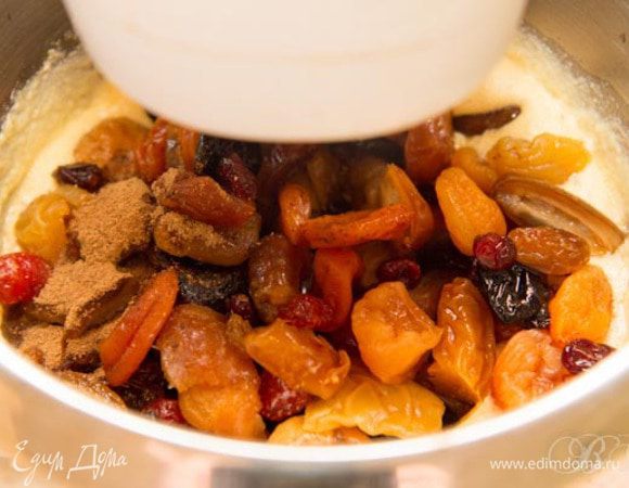 добавить оставшуюся смесь сухофруктов и остаток муки 