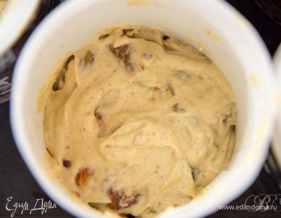 Массу выложить в форму. Я делала в 5 формочках ø 10 см, так как эти кексы будут использоваться в качестве съедобных подарков.