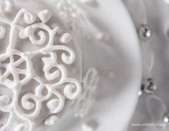 Разогреть духовку до 150С, поместить кекс в середину духовки и выпекать 1,5 часа, пока кекс не начнет слегка темнеть. Уменьшить огонь до 130С и продолжать печь 3 часа или пока не испечется. Верх можно накрыть оберточной бумагой или фольгой, чтобы он чрезмерно не потемнел. Я ставила формочки, в которых выпекался кекс, в противень большего размера и делала водяную баню, так как у меня кексы небольшого размера я боялась пересушить их. Готовность можно проверить деревянной палочкой. Кексу дать остыть, перевернуть, используя шампур сделать маленькие ямки по основе и залить коньяком. Когда кекс впитает коньяк завернуть в 2 слоя бумаги для выпечки и сверху в слой фольги. Хранить в плотно закрытой емкости.

За 2 недели до Рождества можно украсить марципаном, королевской глазурью или просто орехами и засахаренными фруктами.
Как сделать украшение из глазури можно посмотреть здесь (http://www.edimdoma.ru/retsepty/49737-korolevskaya-glazur-royal-icing-belkovaya-risovalnaya-massa)