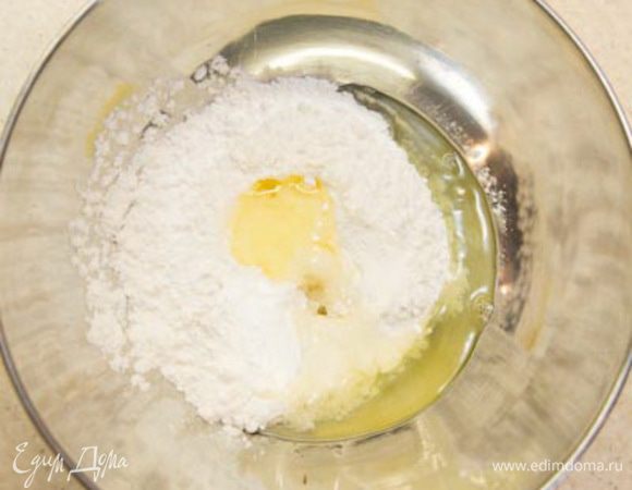 Просеянную через сито с очень мелкими ячейками сахарную пудру всыпать в чистую сухую миску и при помешивании добавить белок; затем взбить массу, пока она не станет пышной, на что потребуется около 10 мин.
Для улучшения пластичности массы добавить немного кислоты (до слегка кисловатого привкуса), подкрасить массу в любой цвет или оставить белой.