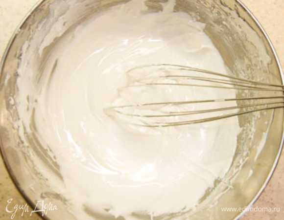 Посуда при изготовлении должна быть чистой, малейшее присутствие жира не позволит взбить массу.
Для рисования нужно приготовить такой же корнетик, как и при работе с кремом. Массой заполняют корнетик, закрывают толстый конец его и срезают ножницами тонкий кончик.
Характер рисунка зависит от формы среза.