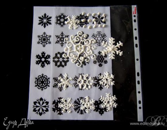 Для того, чтоб сделать объемные украшения, воспользуемся трафаретом. Рисуем или печатаем рисунок, который будем делать из айсинга. Подкладываем его под канцелярский файл и рисуем с помощью кондитерского мешка/ шприца на поверхности файла. Дожидаемся, когда рисунок засохнет и аккуратно снимаем его с файла. Опыт показал, что именно канцелярские файлы подходят для этих целей как нельзя лучше, потому что они плотнее обычного полиэтиленового пакета, держат форму, но легко сгибаются, когда нужно снимать рисунок. При использовании обычного пакета, пищевой пленки или ацетатной пленки это сделать сложнее.