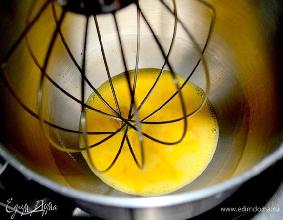 Взбить яйца примерно 5 мин. миксером. Отставить в сторону.