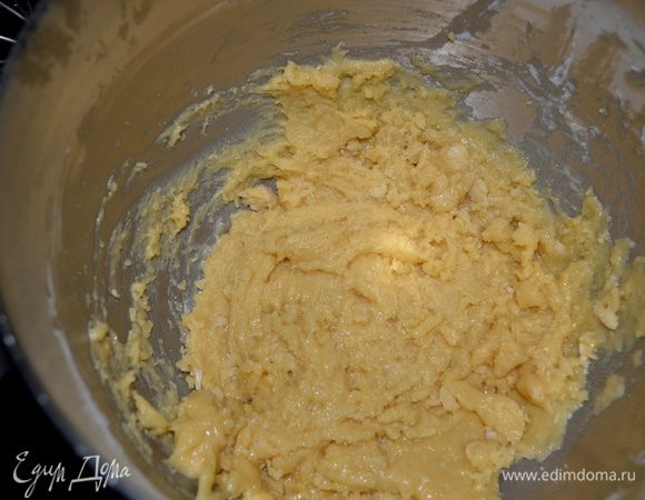 В другой чаше смешать муку,сахар.пудру, разрыхлитель. Затем растит.масло и экстракт лимонный. Добавить взбитые яйца и все перемешать тщательно.