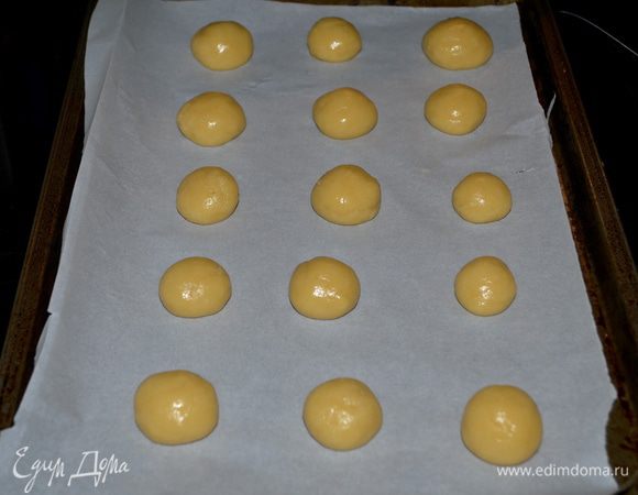 Примерно берем 1 чайную ложку теста и делаем маленькие шарики с размер грецкого ореха.Выкладываем на приготовленный противень на расстояние друг от друга. Ставим в разогретую духовку на 180 гр. на 12 мин.