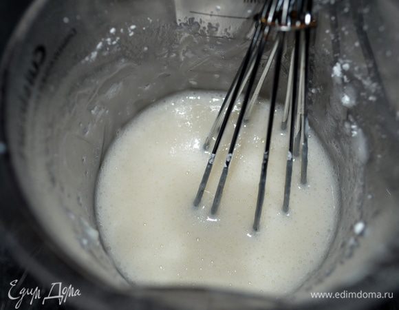 Приготовим глазурь:
Смешать молоко и экстракт ванильный и миндальный. Добавим сахарную пудру. И перемешаем до гладкого состояния.