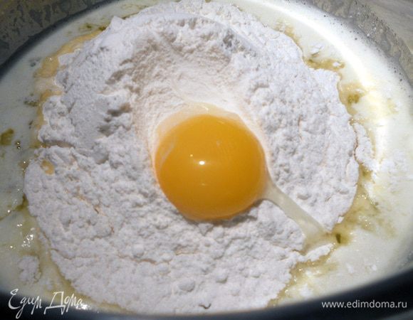 Из муки, порубленного масла, желтка и холодной воды заместить тесто, сформировать в шар и убрать в холодильник минут на 30-40. После чего выложить в форму с бортиками (d=30 см, высота бортиков хотя бы 2-2,5 см.), распределить. Наколоть в нескольких местах вилкой (также можно покрыть бумагой для выпечки и насыпать сухую фасоль/горох) и выпекать в разогретой духовке до 190С около 15 минут.