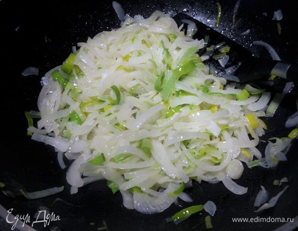 В сковороде разогреть немного масла, обжарить на медленном огне порезанный лук, не допуская потемнения (до прозрачного состояния), около 7 минут. 