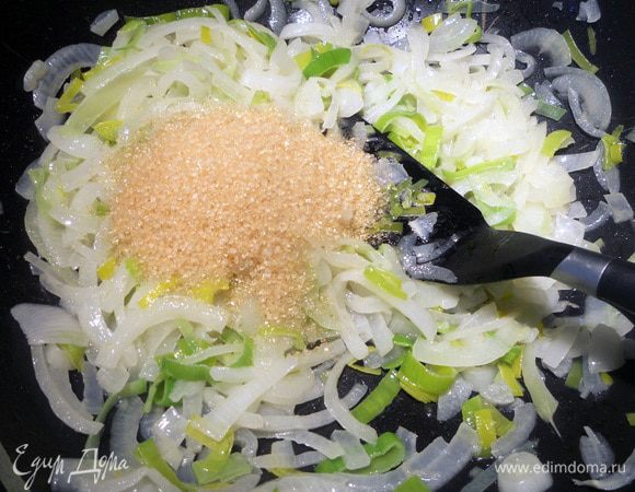 Добавить измельченный чеснок и сахар, готовить, помешивая, около 2 минут (до растворения сахара).