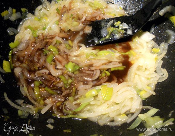 Влить уксус и готовить 5 минут, пока не испарится резкий уксусный запах и лук не закарамелизуется. Снять с огня.