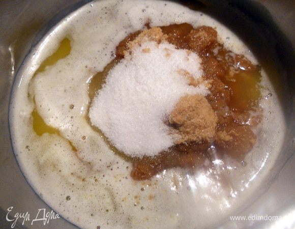 Я, как обычно, беру идею, а не следую рецепту, поэтому упрощаю немного процесс. Соединить растопленное сливочное масло, сахар, ванильный экстракт, молоко и перемешать. 