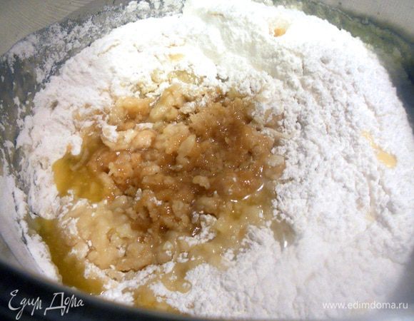 Постепенно просеять муку (возможно потребуется больше, примерно на 1/3-1/2 чашки), быстро замесить тесто.