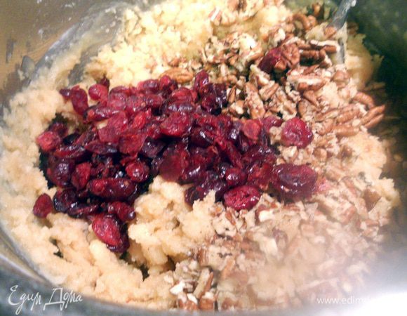 Добавить клюкву и крупнопорубленные орехи, еще раз размешать. Сформировать тесто в шар и убрать в холодильник на 1-2 часа. 