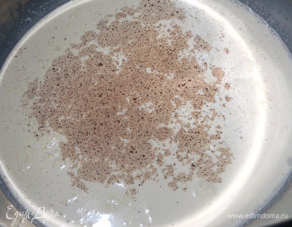 Нагреть молоко и сливки с добавлением мускатного ореха (рекомендовано добавить около 1 ч.л., но я увеличивал), на среднем огне, постоянно помешивая венчиком, около 7 минут. Снять с огня, остудить, но держать достаточно теплым.