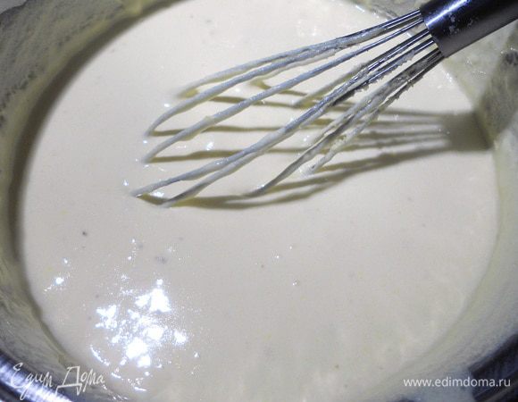 Поставить миску на водяную баню (или на очень медленный огонь!!!), и готовить на слабом огне, постоянно мешая/взбивая, 20-25 минут. За это время масса станет белой, достаточно густой и увеличится в объеме. Сахар может раствориться не весь, но это не страшно.