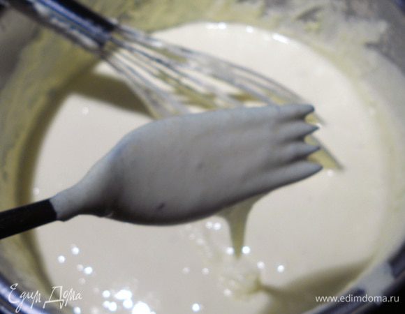 ....Снять с огня, и постепенно ввести в теплую молочно-сливочную смесь, продолжая взбивать, до соединения ингредиентов.  Охладить при комнатной температуре, затем перелить в кувшин и поместить в холодильник, на несколько часов (идеально 8-10). При желании можно процедить. При подаче порционно присыпать еще раз мускатом. 