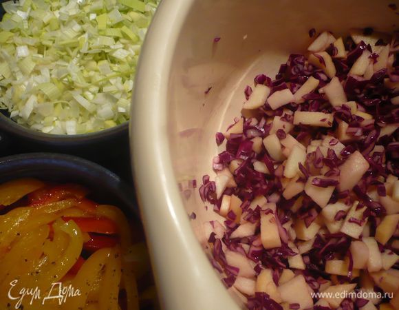 Краснокочанную капусту отварим в воде в течение 10 – 15 минут. Мелко порубим, добавим немного соли и лимонного сока, подавим руками, чтобы капуста дала сок. Почистим и порежем мелко яблоки и заправим ими нашу капусту. Перец очистим от пленок и сердцевины и порежем на тонкие полоски. Замаринуем его, добавив немного лимонного сока, посолим и поперчим, сбрызнем оливковым маслом. На фотографии у меня также порезан лук-порей, но потом я решила отказаться от него и использовала обычный лук.