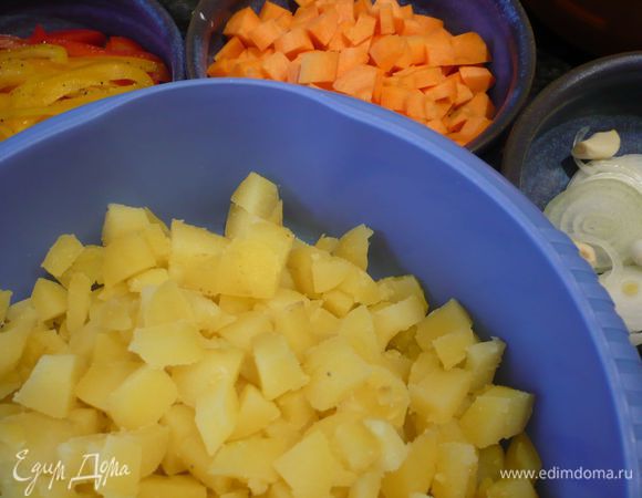 Картофель порежем на небольшие кубики. Морковь очистим и порежем мелко. Лук порежем кольцами, чеснок очистим.

