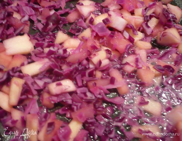 Обжариваем половину нашей капусты с яблоками в распущенном на сковороде сливочном масле. На сковороде распустим сливочное масло и поджарим морковку, посолим, поперчим, добавим сока лимона и немного воды, тушим на небольшом огне в течение 5 - 7 минут.

