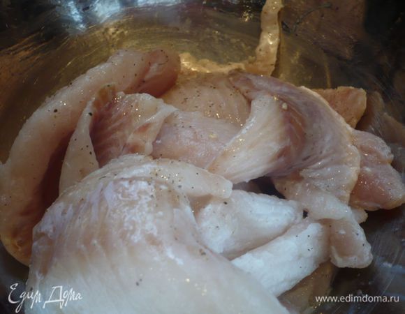 Рыбу промоем, промокнем кухонным полотенцем, посолим, поперчим и сбрызнем лимоном.