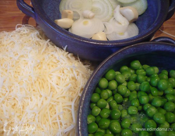 Горошек разморозим. Сыр натрем на средней терке. Лук обжарим на подсолнечном масле и добавим к картофелю, посолим и поперчим его по вкусу. Форму смажем сливочным маслом.