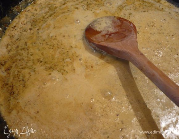 Духовку разогреем до 180 градусов. В сковороде распустим примерно 2 ст.л. сливочного масла, добавим карри, натрем на мелкой терке чеснок, дадим карри смешаться с маслом и немного поджариться, добавим приправы, хорошо перемешаем. Все это лучше делать на небольшом огне, так как приправы могут быстро подгореть. Сбрызнем белым вином, добавим сливки. Снимем с огня и постепенно введем сметану, если она очень низкой жирности, она может свернуться, у меня была 10%ная, но не свернулась. Солим и перчим соус по вкусу.