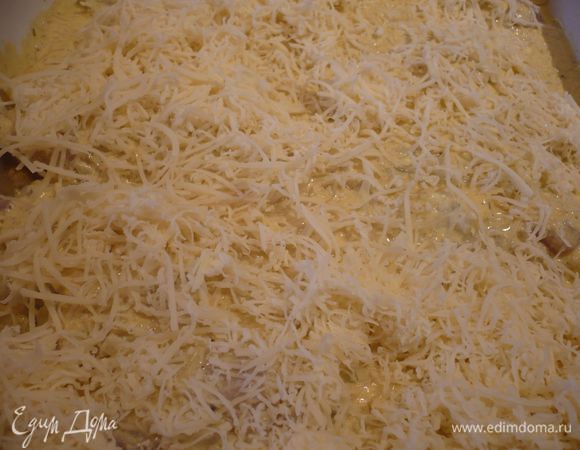 Заливаем соусом. Посыпаем 2/3 сыра и ставим в духовку на полчаса.