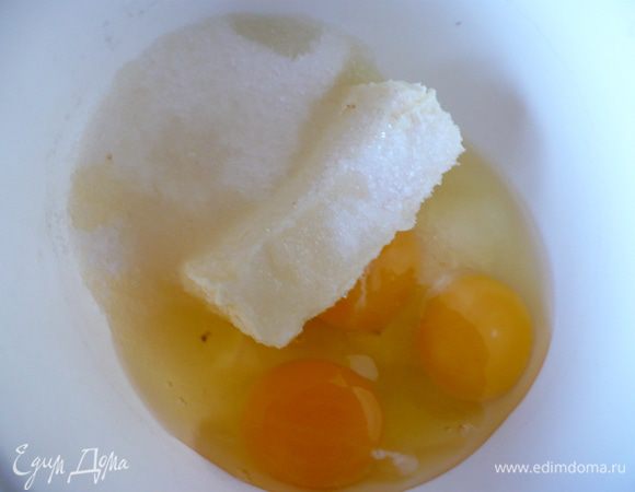 Нагреть духовку до 175. Разъемную форму застелить пергаментом, промазать маслом сливочным.  
Делаем тесто:
Миксером на небольшой скорости взбить 150  масла (остальные 25 граммов для обжаривания яблок и смазывания формы), сахар и молоко(1 минуту). 