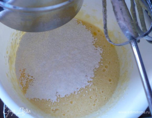 Просеять муку, смешать с ванилью и разрыхлителем и добавить к яйцам. Еще раз взбить до однородности.  
