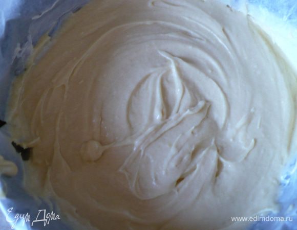 Готовое тесто перелить в форму и поставить в духовку на 10 минут на 180 град. 