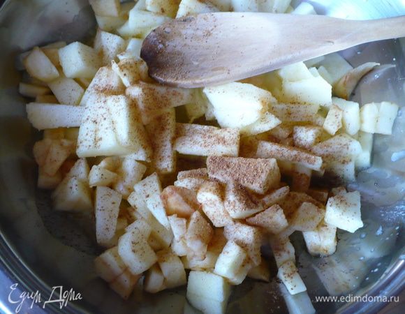 Яблоки почистить  и порезать некрупными кусочками.  Обжарить яблоки в сливочном масле с добавлением корицы. 