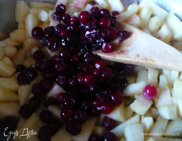 Смешать готовые яблоки с клюквой и орехами.  