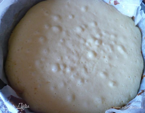 Форму с тестом достать из духовки и вылить на него яблочно-клюквенную смесь. Не приминать, не размазывать. Просто аккуратно ложкой выложить и немножечко по краям распределить, если надо. 