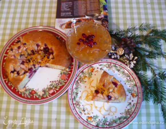 Готовый пирог остудите в форме минут 10. Затем аккуратно переложите на блюдо. Сверху немного смажьте джемом! 