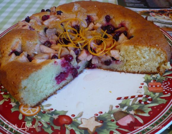 Получился восхитительный, сладкий, но в тоже время с кислинкой пирог! Самый лучший вариант для семейного обеда в новогодние и рождественские праздники. Аромат корицы наполнит ароматом ваш дом и никого не оставит равнодушным. 
Тесто получилось очень мягким и воздушным! С молочкоммм…..
Я еще потерла цедры апельсина для подачи! Но думаю, что если цедру добавить в тесто, то будет еще лучше. 
