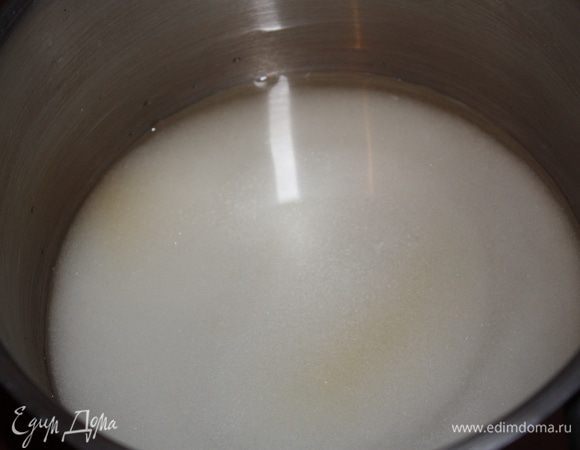 Варим сироп,для этого смешиваем 1 стакан сахара и 1 ст.л. ванильного сахара с 1/3 стакана воды и нагреем. Нам нужно, чтобы сахар растворился.