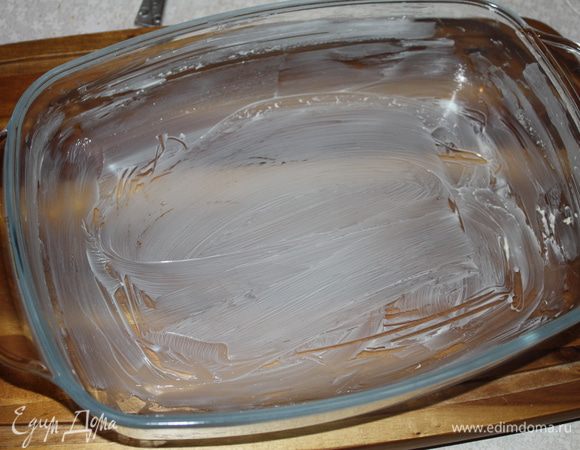 Смазываем форму сливочным маслом. Используем форму 26-28 см. Я использовала большую прямоугольную (13х24 см).