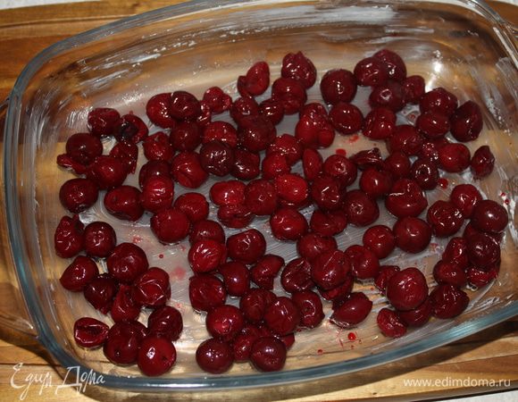 Выкладываем ягоды в форму.