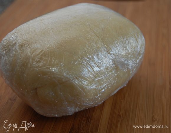 К просеянной муке,  сахарной пудре, соли и ванильному сахару  добавить  натертое сливочное масло. Как следует всё  порубить ножом. Ввести в маслянисто-мучную смесь яйцо и воду. Быстро замесить тесто (оно получается очень нежное и не липнет к рукам. Если все-таки липнет – добавить немного муки), завернуть в пищевую пленку и отправить в холодильник на 1 час.  