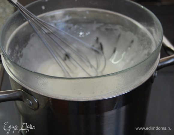 Для глазури. В глубокой посуде взбить белок  с лимонной кислотой в легкую пену. Добавить сахарную пудру, перемешать. Поставить  на горячую водяную баню (вода не должна касаться дна посуды). Взбивать до увеличения объема массы в 2-3 раза. После – снять с водяной бани и взбивать до крепких пик форм.  Накрыть пищевой пленкой и ненадолго убрать в холодильник. 