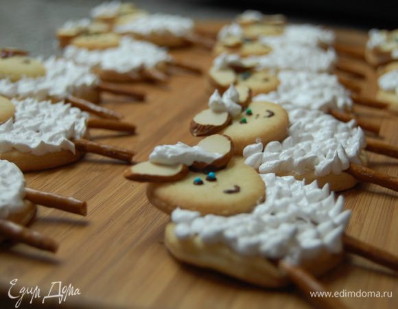 Сборка. Вначале протянуть ленточки в маленькие кружки. При помощи растопленного шоколада соединить туловище с головой. На голову приклеить уши (опять же шоколадом). Нарисовать мордашки. Кондитерским шприцом отсадить глазурь. Дать овечкам немножко отдохнуть.  А потом зовете ребенка и вместе с ним радуетесь вкусным новогодним игрушкам.