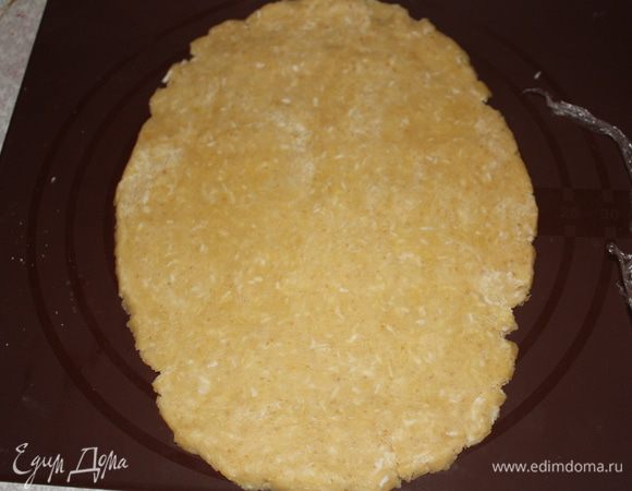 Раскатываем тесто в пласт равный диаметру формы.Чем меньше времени у вас тесто проведет в тепле,тем более хрустящим получится.