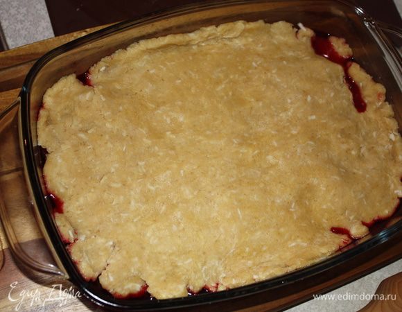 Выкладываем тесто на начинку и отправляем обратно в духовку на полчаса.