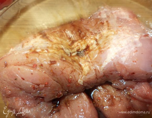 Мясо посолить, обсыпать специями по вкусу, соусом Наршараб и оставить мариноваться (я делала с вечера, а жарила на следующий день).