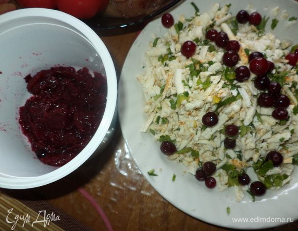 Брынзу натереть, чеснок и зелень мелко порезать, смешать, добавить немного ягоды клюквы, немного клюквы раздавить блендером.