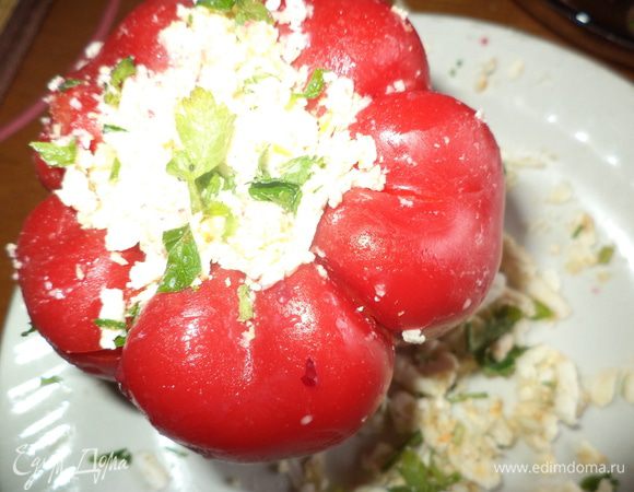 Начинить наш перчик. Я раньше пользовалась нашим перцем, он более тонкостенный и гибкий, импортные толстостенные можно немного подержать в микро, с ним будет легче работать. Из опыта мой слоник внутри мяса остался достаточно плотным, так что здесь на ваше усмотрение! Если у вас толщина мяса еще позволяет,можно сделать небольшие проколы и засунуть в них ягоды клюквы,у меня, к сожалению, мясная оболочка была тоненькая.