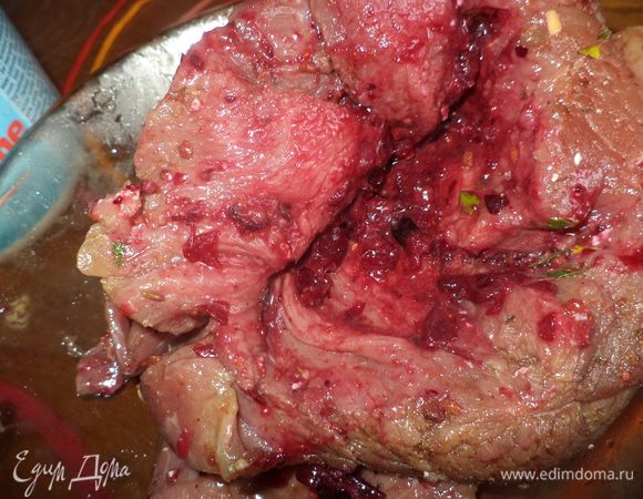 Кусок мяса полностью обмазать раздавленной клюквой и внутри кармана.