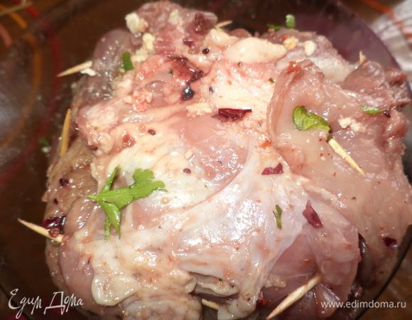 У меня оказался очень большой перчик для этого кусочка, хотя он был самый маленький!!! Ничего страшного, вооружаемся зубочистками и штопаем дырку кусочком мяса